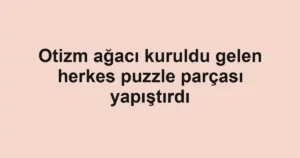 Otizm ağacı kuruldu gelen herkes puzzle parçası yapıştırdı